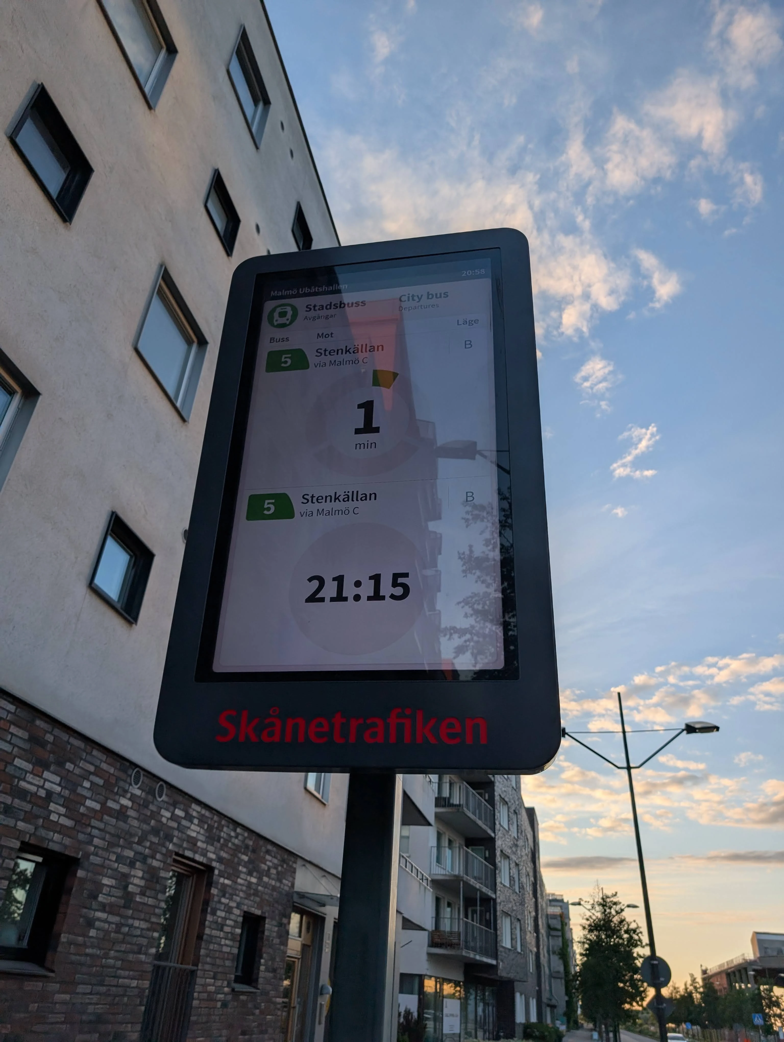 Echtzeitabfahrtsanzeige an einer Bushaltestelle in Malmö
