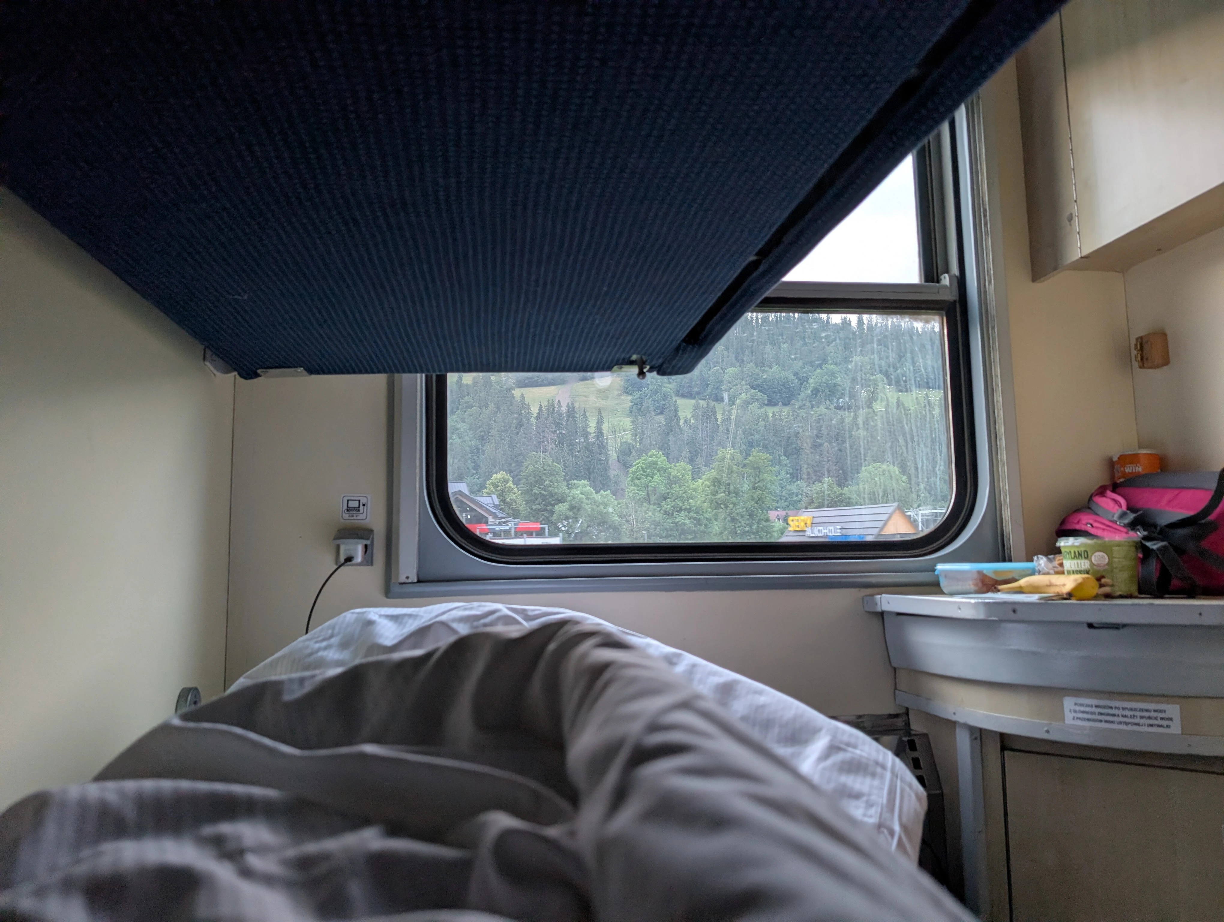 Blick aus dem Hochbett während der Rückfahrt im Intercity